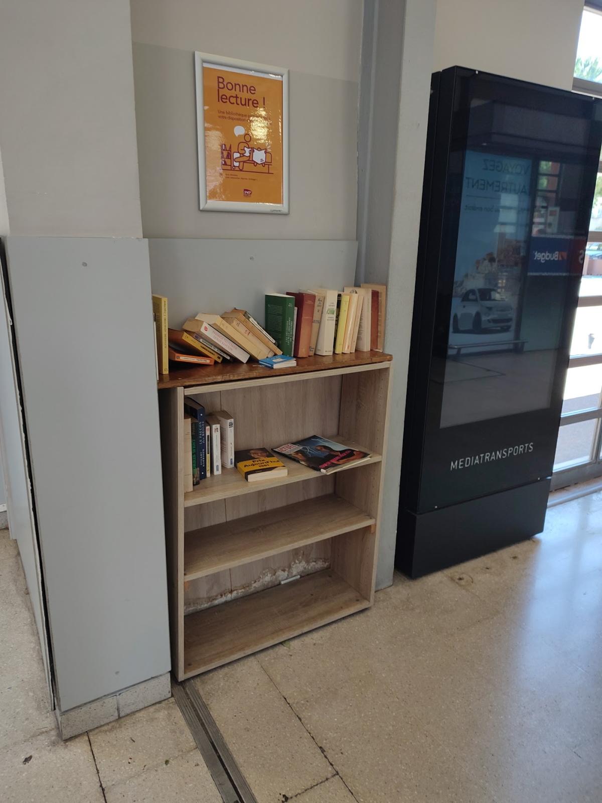 Boite à livres Gare - Librairie à Antibes