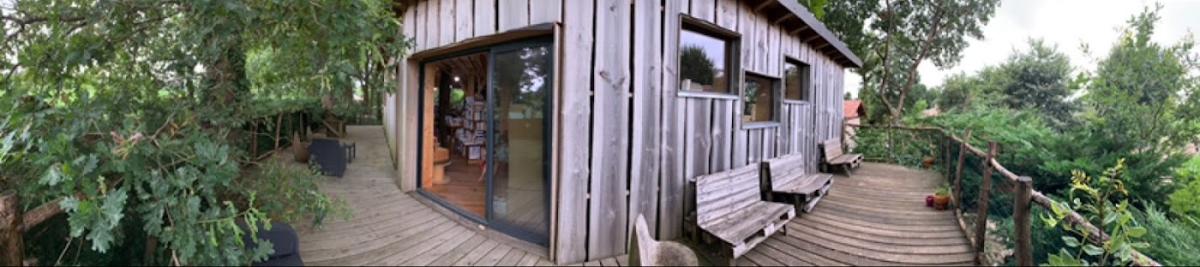 Sur Un Livre Perché