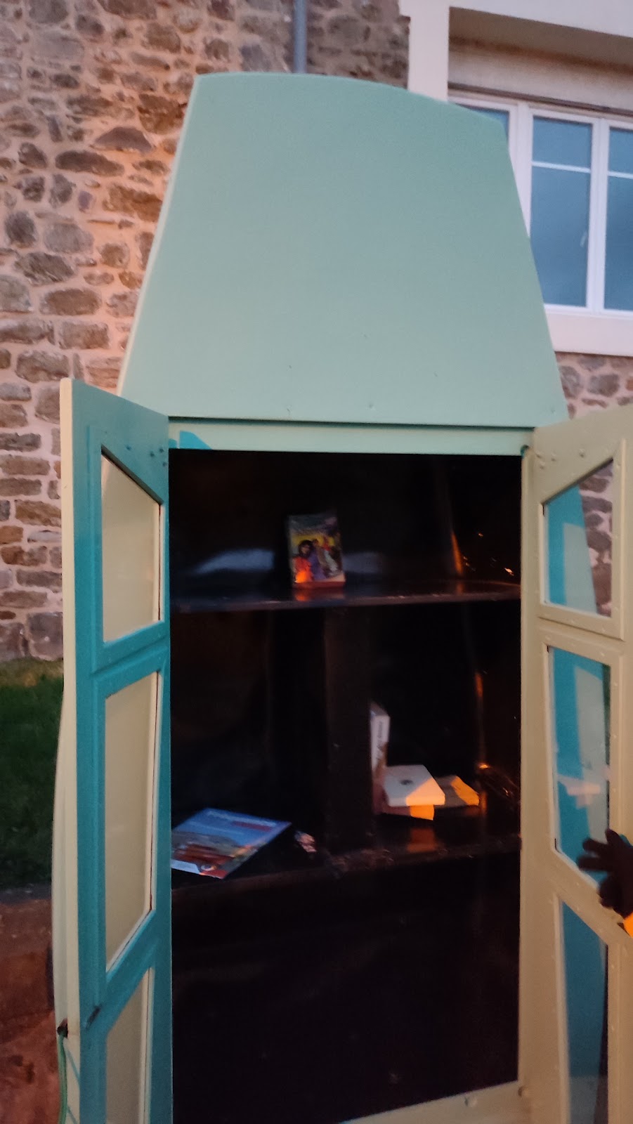 Boîte à livres et bande-dessinées gratuites