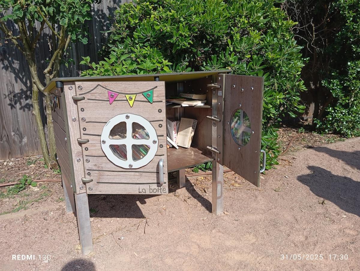 Boîte à livres du Square MEDERIC