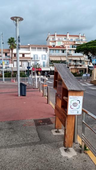 Librairie Cabane à livres ''De Gaulle'' - Boîte à Livres 0