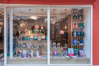 Librairie Aux Bavardages Librairie-café de spécialité 0