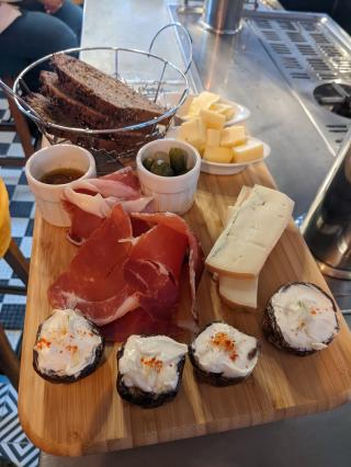 Librairie La Terrible Bistro-Libraire 1