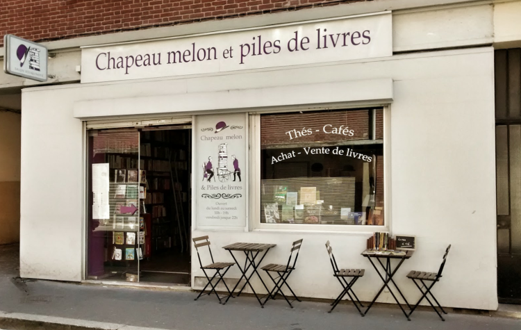 Chapeau melon et piles de livres