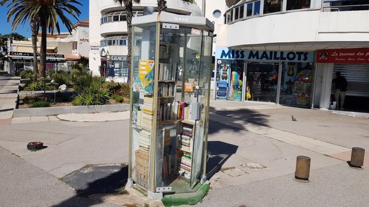 Cabine d'échange de livres