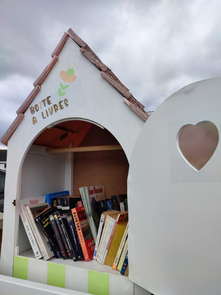Boîte à livres et bande-dessinées gratuites