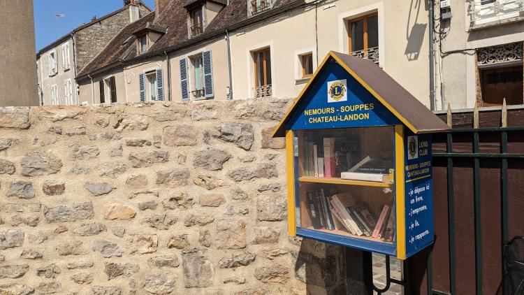 Boîte à livres et bande-dessinées gratuites